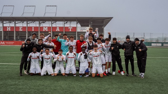 Die U19 des SC Freiburg bejubelt in Ingolstadt ihren Einzug ins Halbfinale.  | Foto: Lydia Schnbett