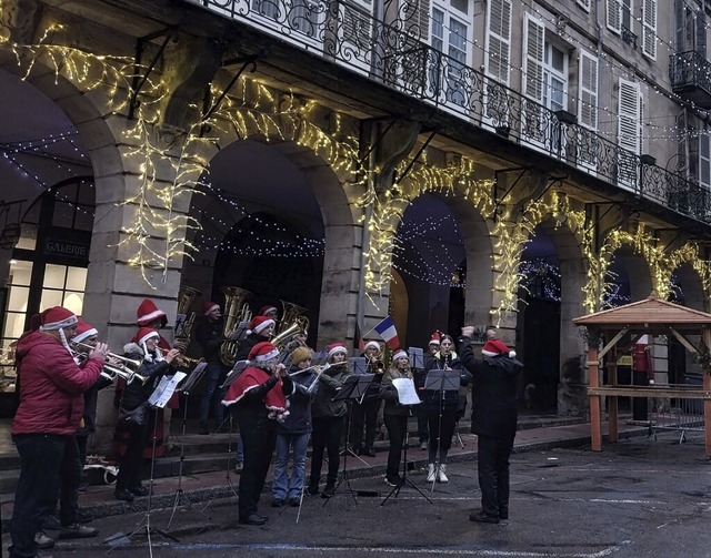 Die Musikgruppe &#8222;mmp&#8220; spie...rten Arkaden in Plombires-les-Bains.   | Foto: Pablo Gemmell