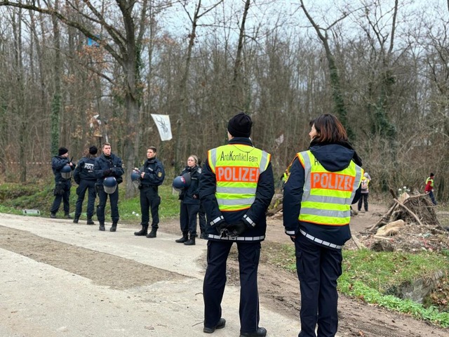 Der Polizeieinsatz im Langmattenwldchen luft seit dem Wochenende.  | Foto: Annika Vogelbacher