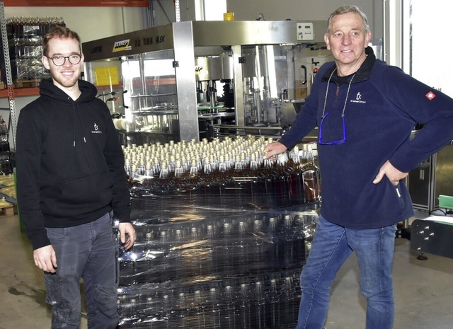 Marvin und Robert Kromer in der Produk...nde 4000 bis 5000 Flaschen abgefllt.   | Foto: Stefan Pichler