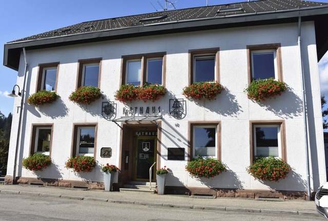 Das Rathaus von Hinterzarten weist vie...auf. Wann der Neubau kommt, ist offen.  | Foto: Thomas Biniossek