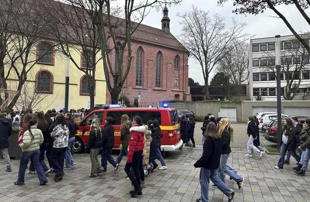 Schon kurz nach einem Feueralarm konnt...er-Schlerinnen zurck an ihre Schule   | Foto: Helmut Seller