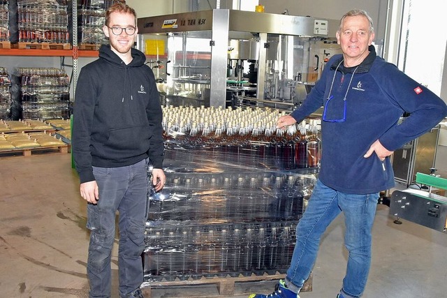 Marvin und Robert Kromer in der Produk...nde 4000 bis 5000 Flaschen abgefllt.   | Foto: Stefan Pichler