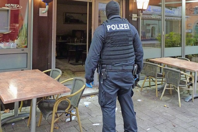 Am Dienstag um 6 Uhr strmten vermummt... Die Eingangstr wurde dabei zerstrt.  | Foto: Dirk Sattelberger