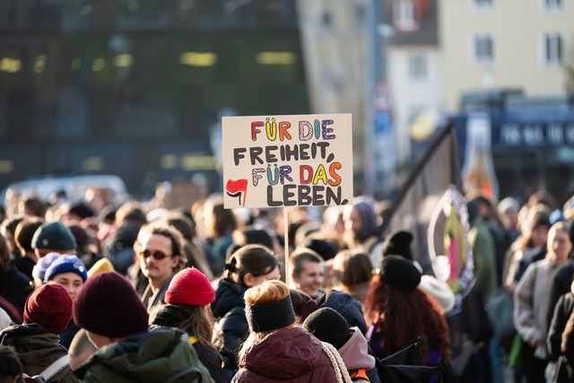 Menschen demonstrieren in Freiburg gegen einen Rechtsruck.  | Foto: Silas Stein/dpa