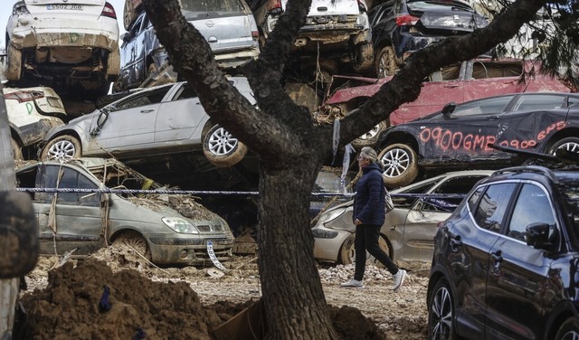 In einem Vorort von Valencia stapeln s...ge nach der Flutkatastrophe die Autos.  | Foto: Rober Solsona (dpa)