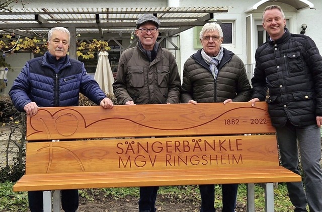 Neues   Sngerbnkle:  (von links)  Hu...Kfer und  Brgermeister  Pascal Weber  | Foto: Gemeinde Ringsheim