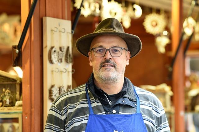 Dieser Mann aus Sdtirol schnitzt  Krippenfiguren fr den Freiburger Weihnachtsmarkt