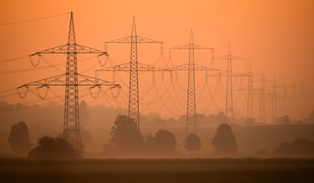 Am sp&auml;ten Donnerstagnachmittag zw...4 Cent je Kilowattstunde. (Symbolbild)  | Foto: Julian Stratenschulte/dpa