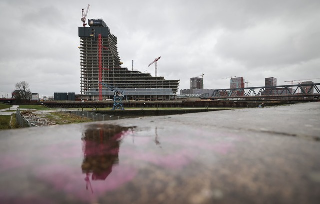 Die stillgelegte Baustelle des Elbtowers in der Hafencity.  | Foto: Christian Charisius/dpa