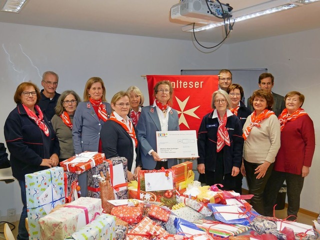 Die Malteser brauchen viele Helfer, um... Geschenke zu kaufen und zu verteilen.  | Foto: Michael Gottstein