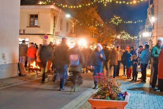 Stimmungsvoller Abendverkauf bei der Weihnachtsstrae in Kandern