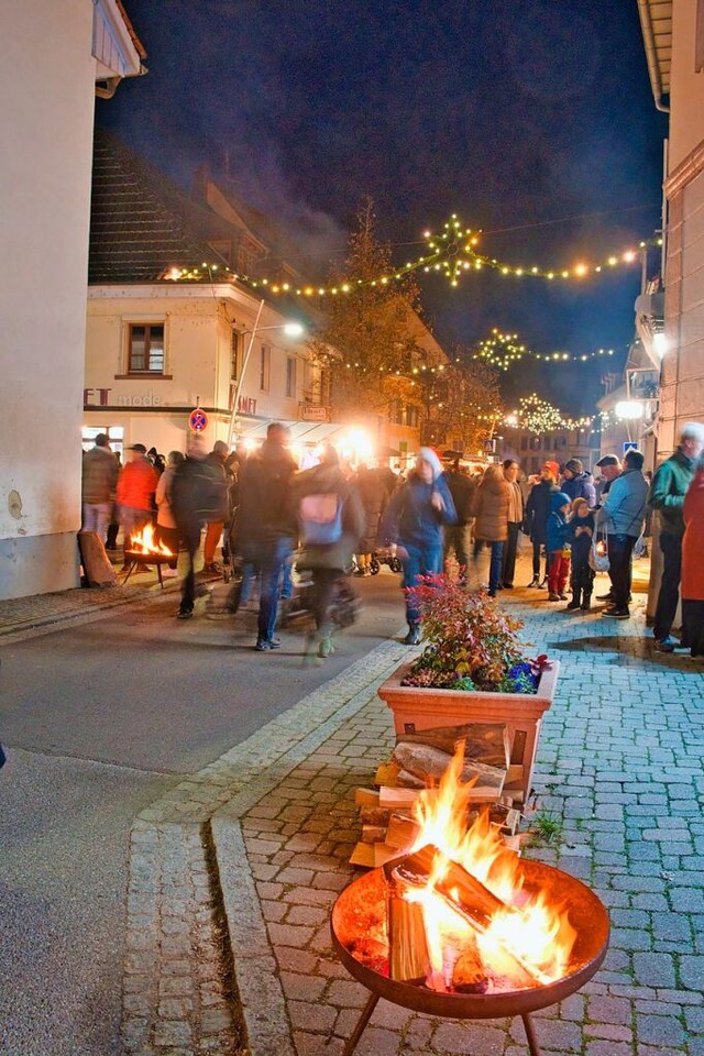 Lichterglanz und Feuerschein: Die Kand...tierte sich weihnachtlich illuminiert.  | Foto: Birgit-Cathrin Duval