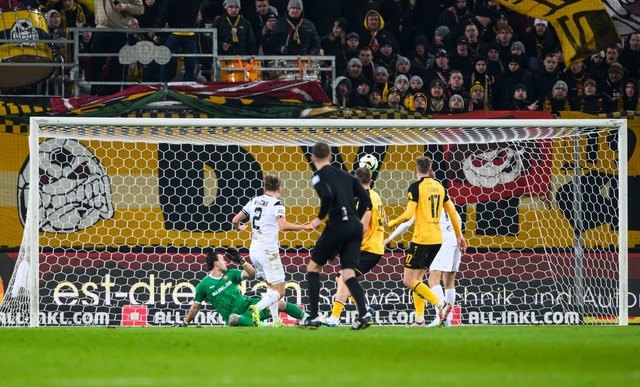 Sascha Voelcke (l) trifft f&uuml;r den SV Waldhof zum zwischenzeitlichen 1:1.  | Foto: Robert Michael/dpa/ZB