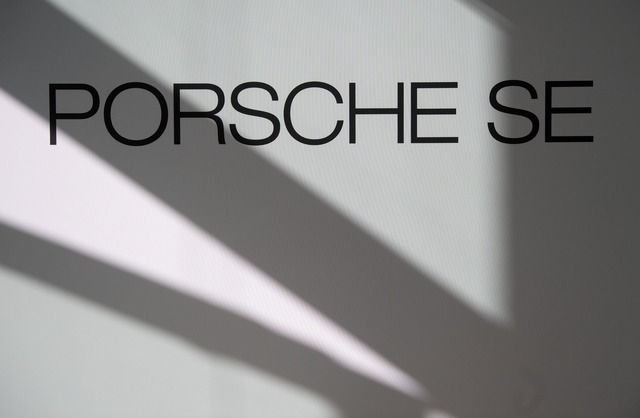 Vor hohen Abschreibungen: Die Porsche SE. (Symbolbild)  | Foto: Marijan Murat/dpa