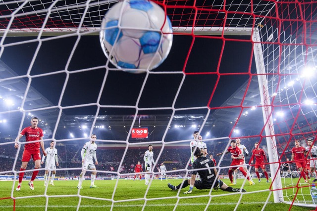 Freiburgs Lukas Kbler   macht das Tor zum 1:0  | Foto: Tom Weller (dpa)