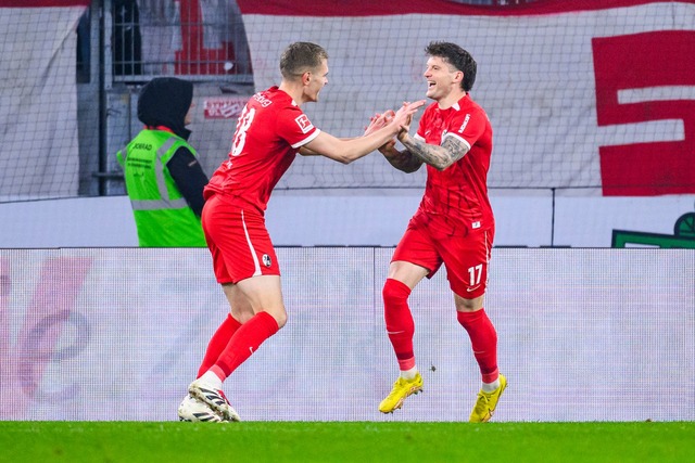 Freiburgs Lukas K&uuml;bler (r.) erzielte gegen Wolfsburg zwei Tore.  | Foto: Tom Weller/dpa