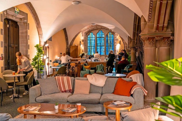 Blick ins Kirchen-Caf ber die Sofas:...der zu ihrem alten Glanz zu verhelfen.  | Foto: teli