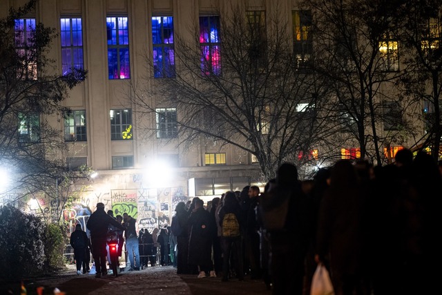 Zum Beginn der Jubil&auml;umsparty bil... gef&uuml;rchtete lange Warteschlange.  | Foto: Fabian Sommer/dpa