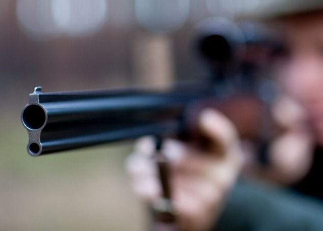 Mann auf der Jagd (Symbolbild)  | Foto: Patrick Pleul (dpa)