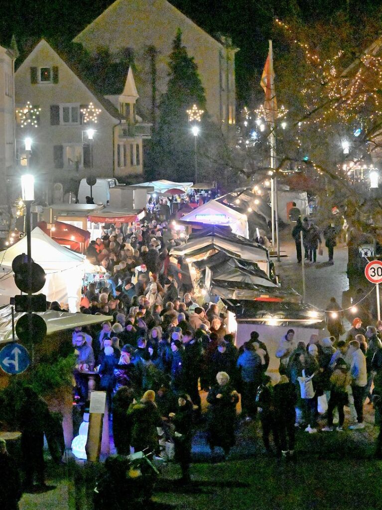 Gut besucht ist der Denzlinger Weihnachtsmarkt, der noch bis Sonntagabend zum Bummeln einldt.