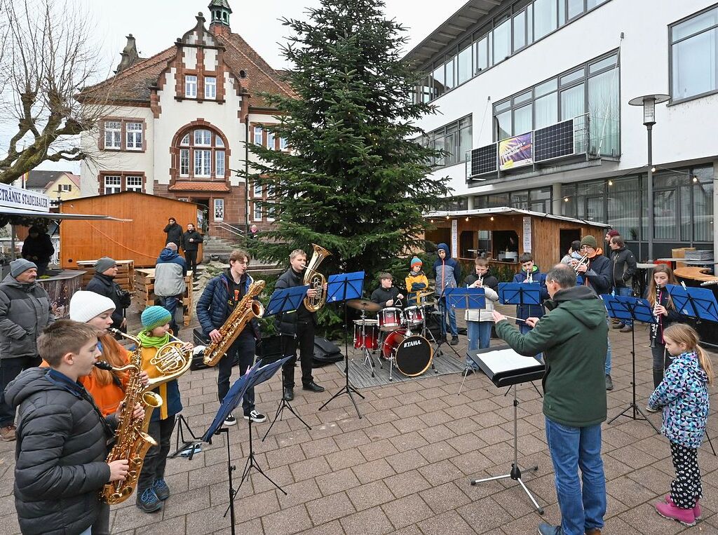 Gut besucht ist der Denzlinger Weihnachtsmarkt, der noch bis Sonntagabend zum Bummeln einldt.