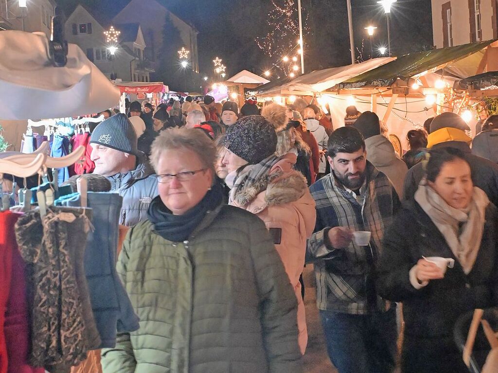 Gut besucht ist der Denzlinger Weihnachtsmarkt, der noch bis Sonntagabend zum Bummeln einldt.