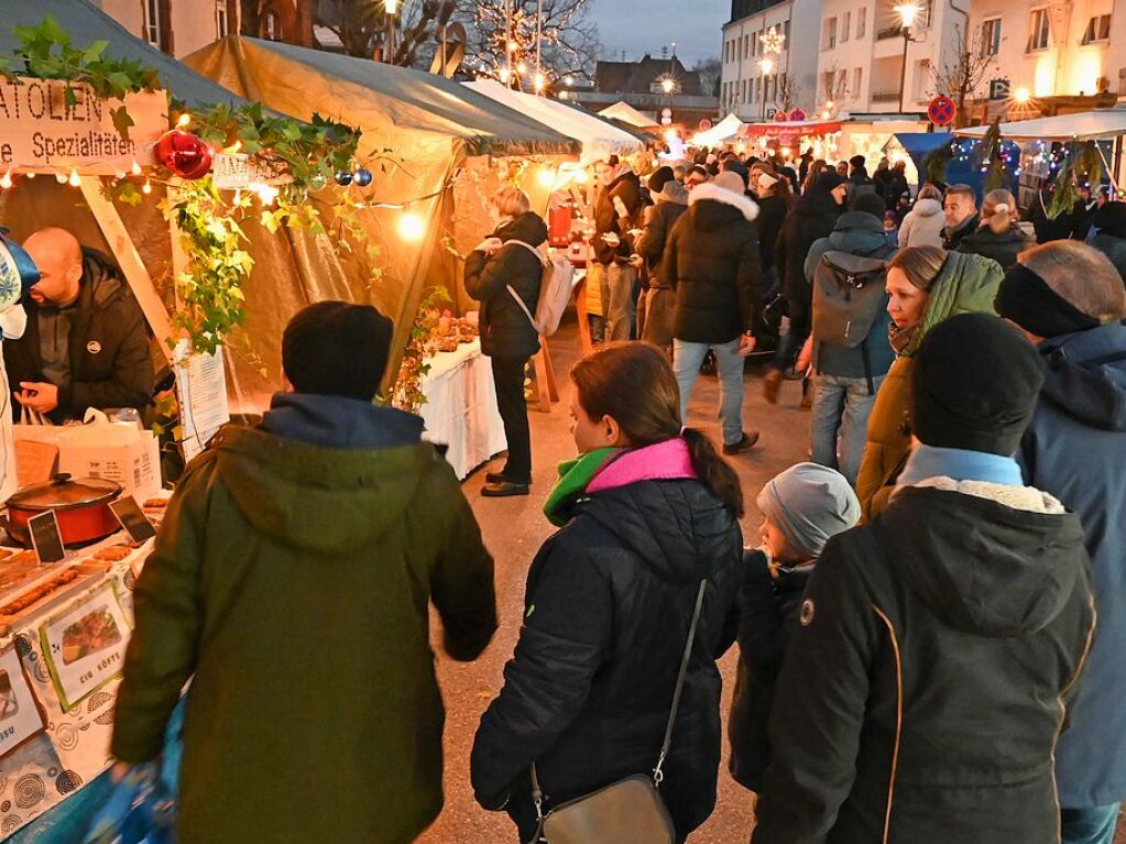 Gut besucht ist der Denzlinger Weihnachtsmarkt, der noch bis Sonntagabend zum Bummeln einldt.