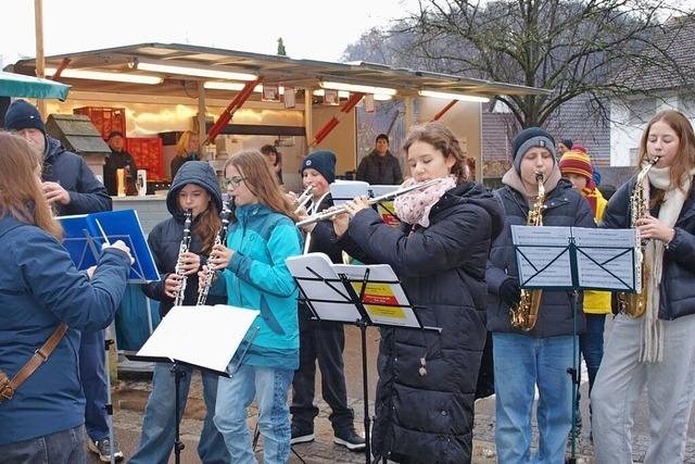 Beim Brombacher Weihnachtsmarkt gibt es eine Tombola, Musik und viele Geschenkideen