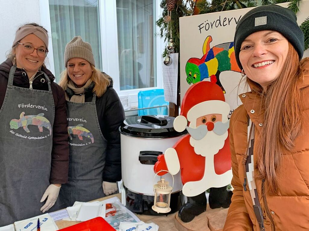 Der Weihnachtsmarkt am dritten Advent im Gottenheimer Rathaushof lockte zahlreiche Besucher von nah und fern an.