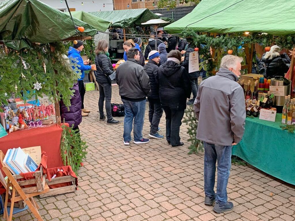 Der Weihnachtsmarkt am dritten Advent im Gottenheimer Rathaushof lockte zahlreiche Besucher von nah und fern an.