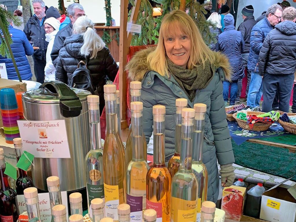 Der Weihnachtsmarkt am dritten Advent im Gottenheimer Rathaushof lockte zahlreiche Besucher von nah und fern an.