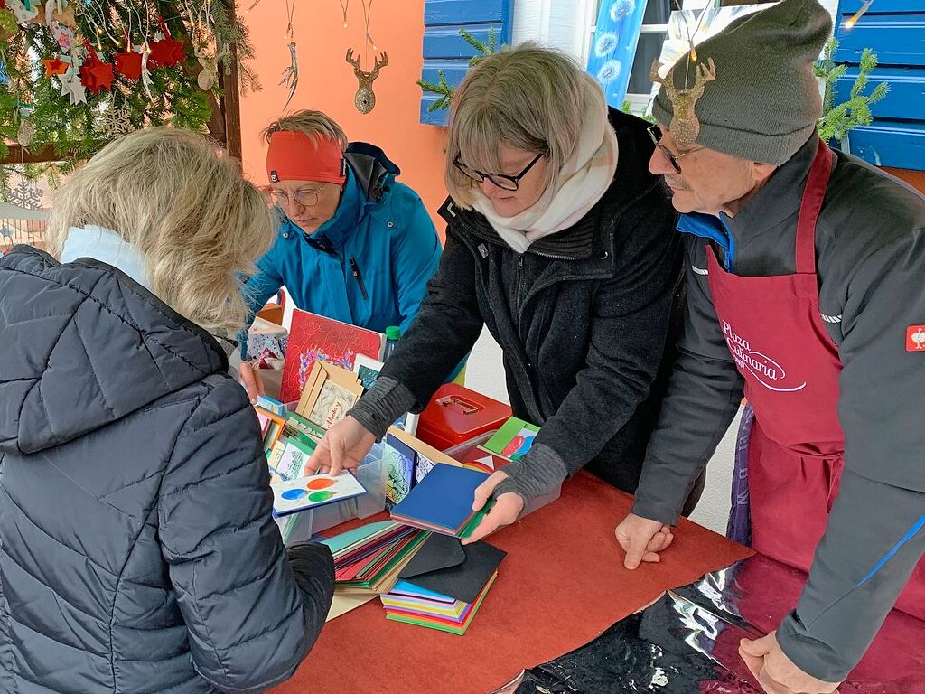 Der Weihnachtsmarkt am dritten Advent im Gottenheimer Rathaushof lockte zahlreiche Besucher von nah und fern an.