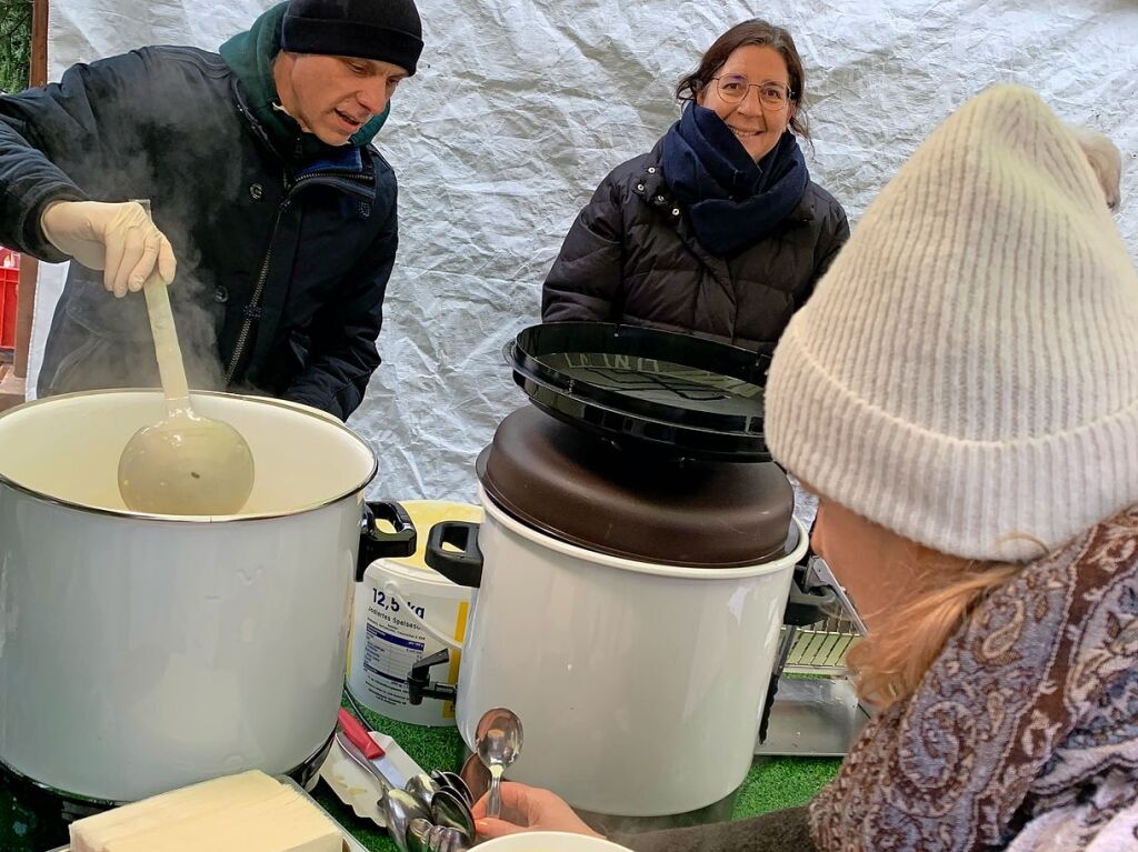 Der Weihnachtsmarkt am dritten Advent im Gottenheimer Rathaushof lockte zahlreiche Besucher von nah und fern an.