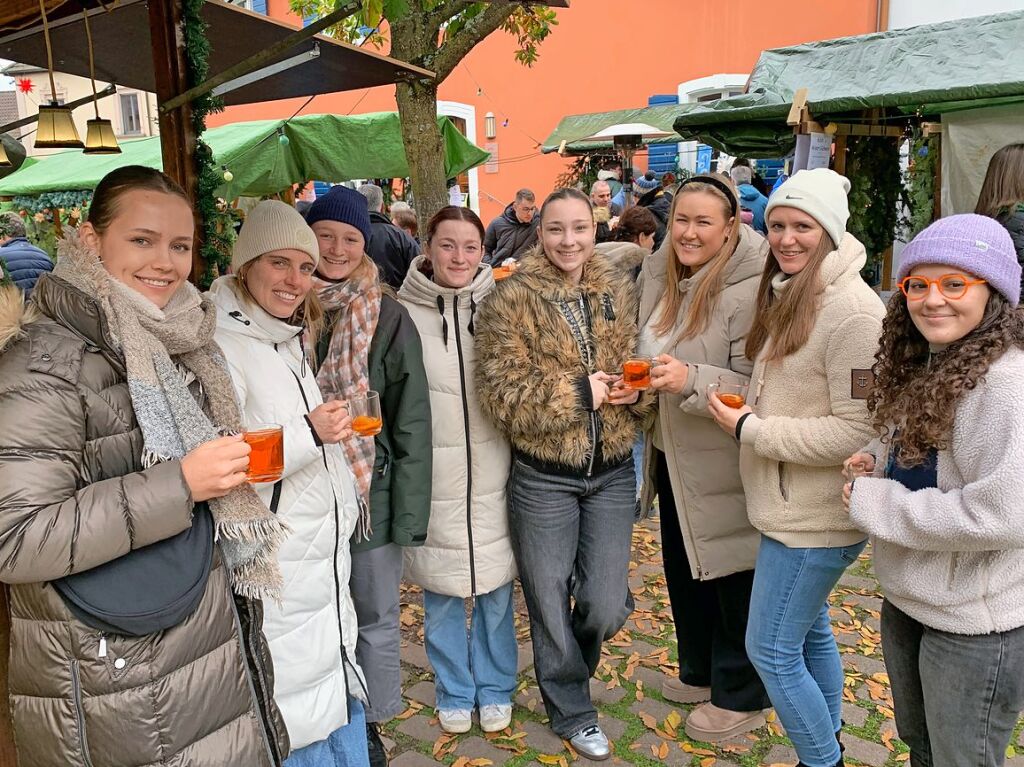 Der Weihnachtsmarkt am dritten Advent im Gottenheimer Rathaushof lockte zahlreiche Besucher von nah und fern an.