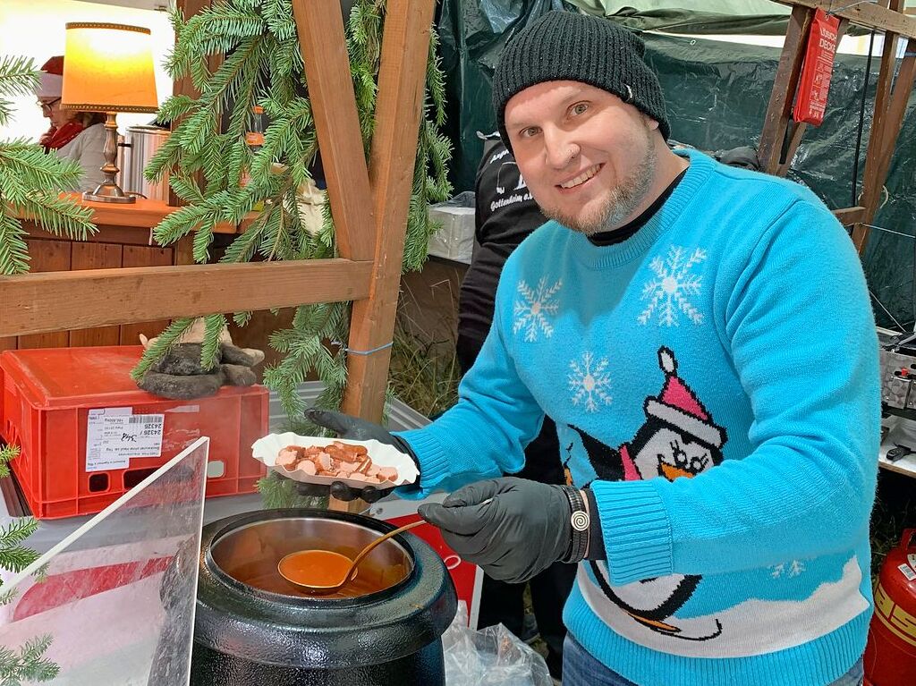 Der Weihnachtsmarkt am dritten Advent im Gottenheimer Rathaushof lockte zahlreiche Besucher von nah und fern an.