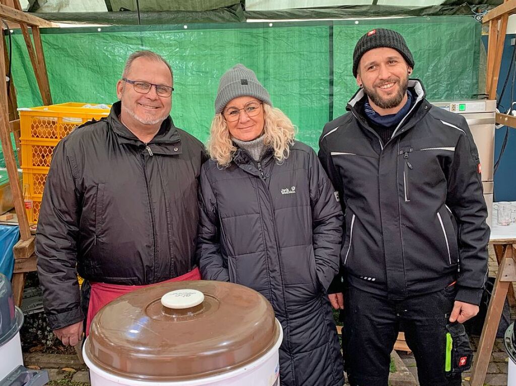 Der Weihnachtsmarkt am dritten Advent im Gottenheimer Rathaushof lockte zahlreiche Besucher von nah und fern an.