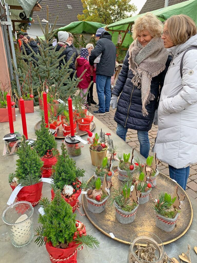 Der Weihnachtsmarkt am dritten Advent im Gottenheimer Rathaushof lockte zahlreiche Besucher von nah und fern an.