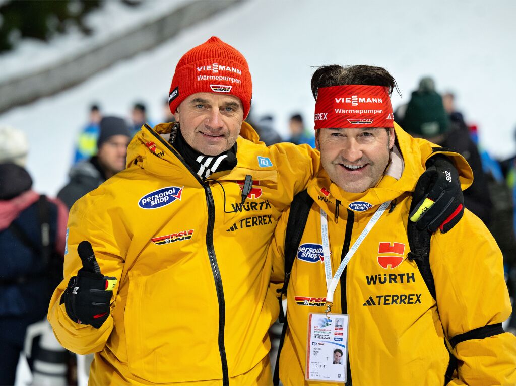 Der Neustdter Nationaltrainer Stefan Horngacher konnte zu Fu zum Springen - rechts Horst Httel