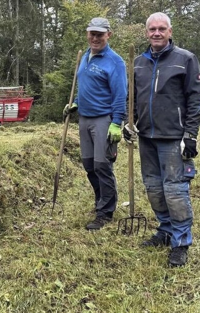 Bei der Heuernte: Martin Villringer (links) und Bernhard Metzler  | Foto: BUND OV WT