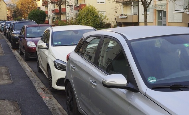 Im Kreis Waldshut gibt es immer mehr A...in paar geparkte Pkw in Bad Sckingen.  | Foto:  Wagner, Hans