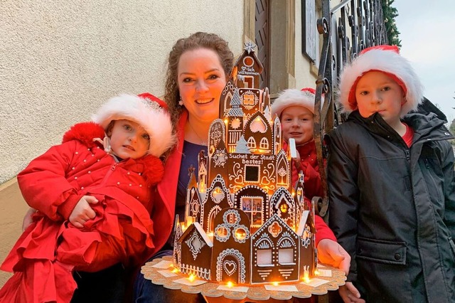 Magdalena Busch  mit der Stadt-Pyramid... besuchte). Ihr Schwibbogen<ppp></ppp>  | Foto: Simone Hhl