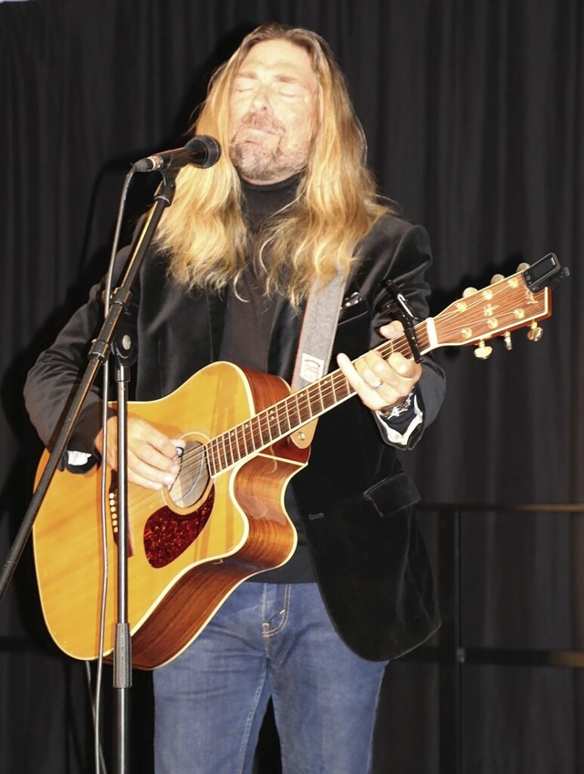 Jamey Garner ist Meister an der Mundha...t aber auch mal die Gitarre zur Hand.   | Foto: Martha Weishaar