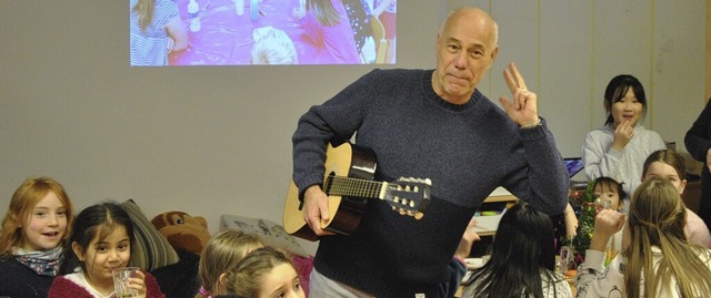 Michael Koubik, Fachbereichsleiter der...sang mit den Hortkindern zum Jubilum.  | Foto: Ralph Fautz