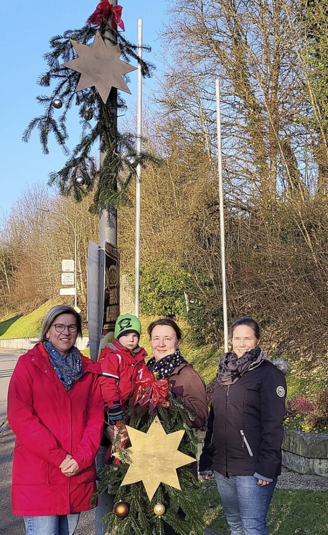 Martina Hinnenberger (von links), Mart...n Bauer sorgen fr Weihnachtsstimmung.  | Foto: Gerd Leutenecker