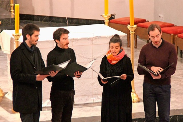 Sangen vor dem Altar: Valentin Schima ...ne, Caroline Sordia und Clemens Koegel  | Foto: Rolf Reimann