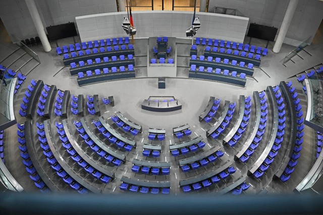 Am Montag stellt der Bundeskanzler im Bundestag die Vertrauensfrage.  | Foto: Anna Ross (dpa)