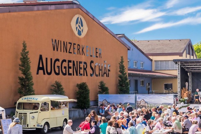 Der Winzerkeller &#8222;Auggener Schf... zeigt die WG beim Jubilumsfest 2022.  | Foto: Alexander Anlicker