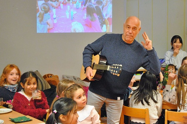 Michael Koubik, Fachbereichsleiter der...sang mit den Hortkindern zum Jubilum.  | Foto: Ralph Fautz