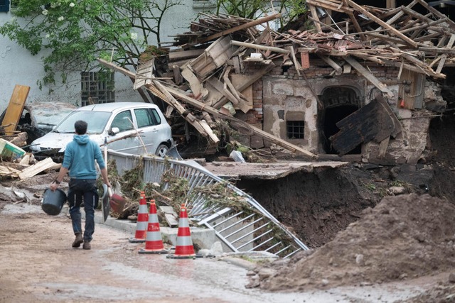 Hochwasser richtete mancherorts groe Schden an.  | Foto: Marijan Murat (dpa)